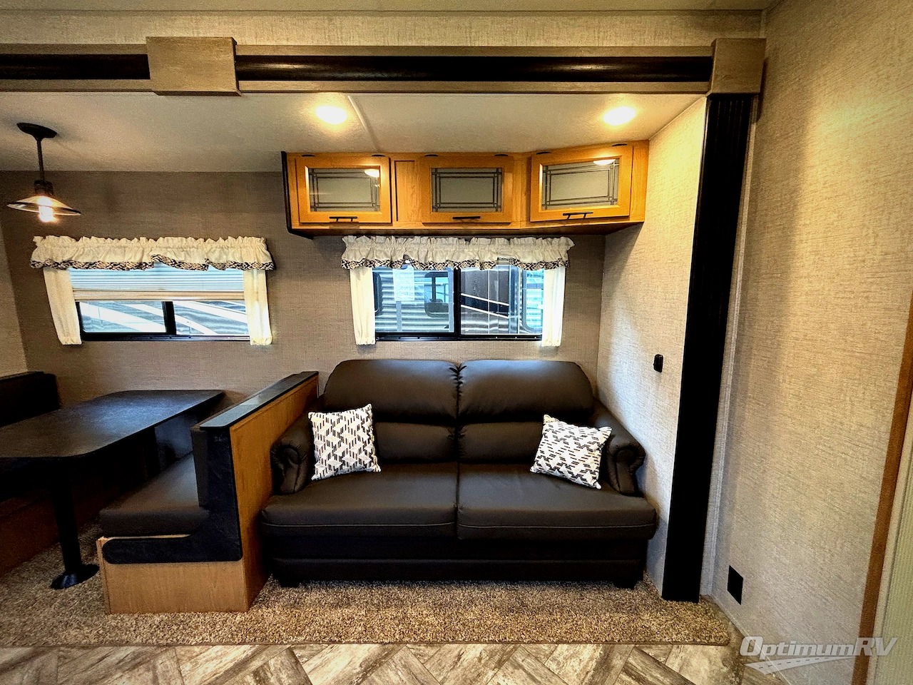 2025 HL Enterprise Hy-Line 38 Premier Photo 6