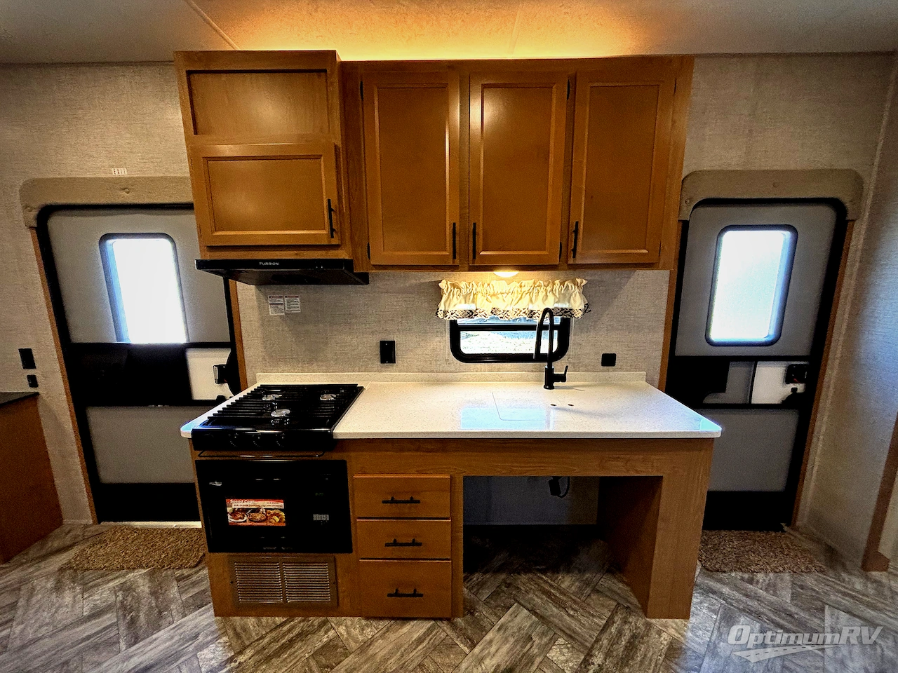 2025 HL Enterprise Hy-Line 38 Premier Photo 8