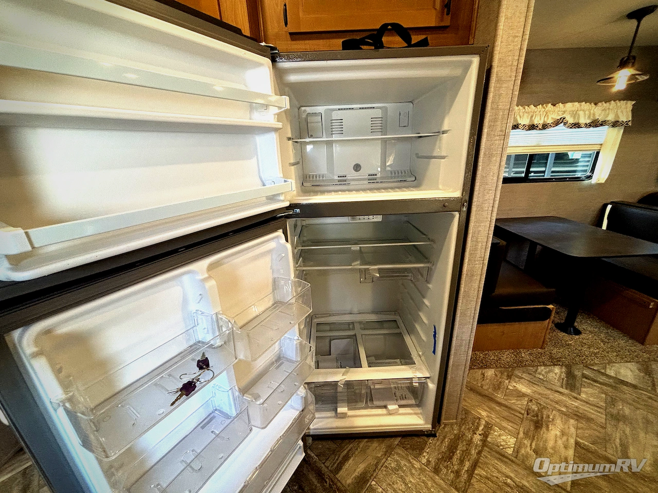 2025 HL Enterprise Hy-Line 38 Premier Photo 9