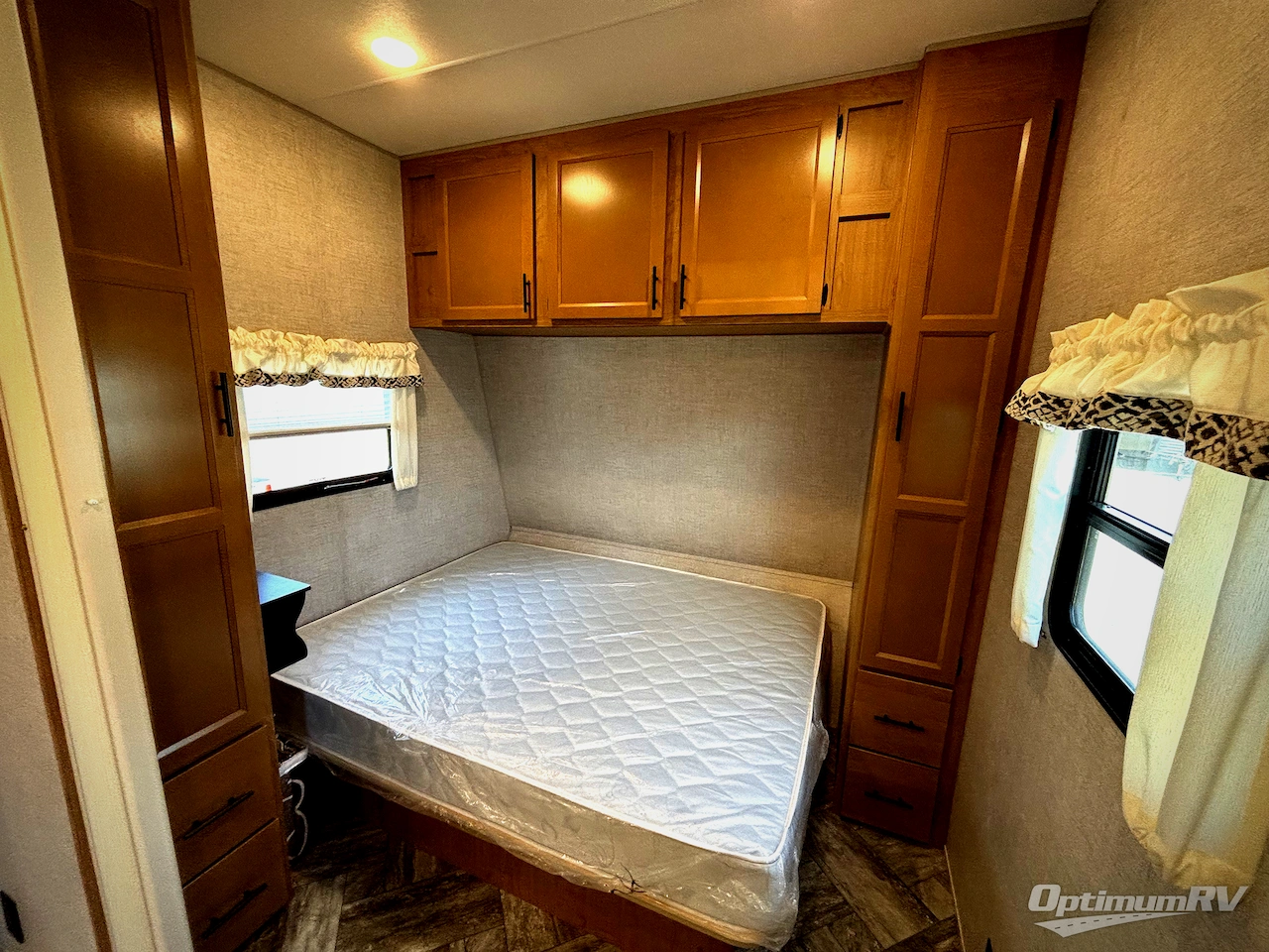 2025 HL Enterprise Hy-Line 38 Premier Photo 11