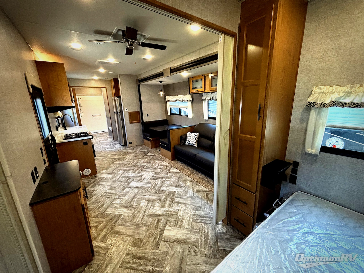 2025 HL Enterprise Hy-Line 38 Premier Photo 12