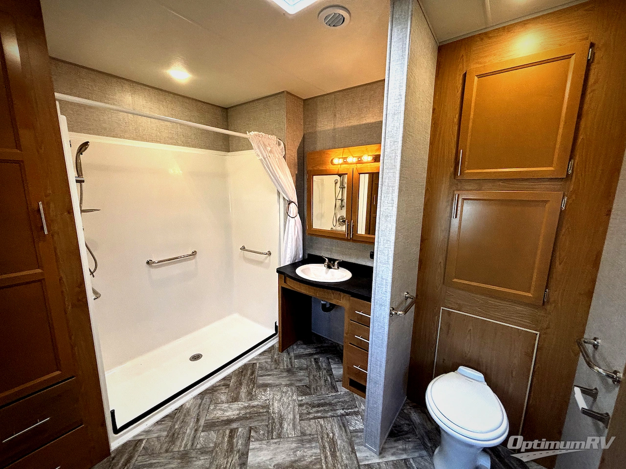 2025 HL Enterprise Hy-Line 38 Premier Photo 14