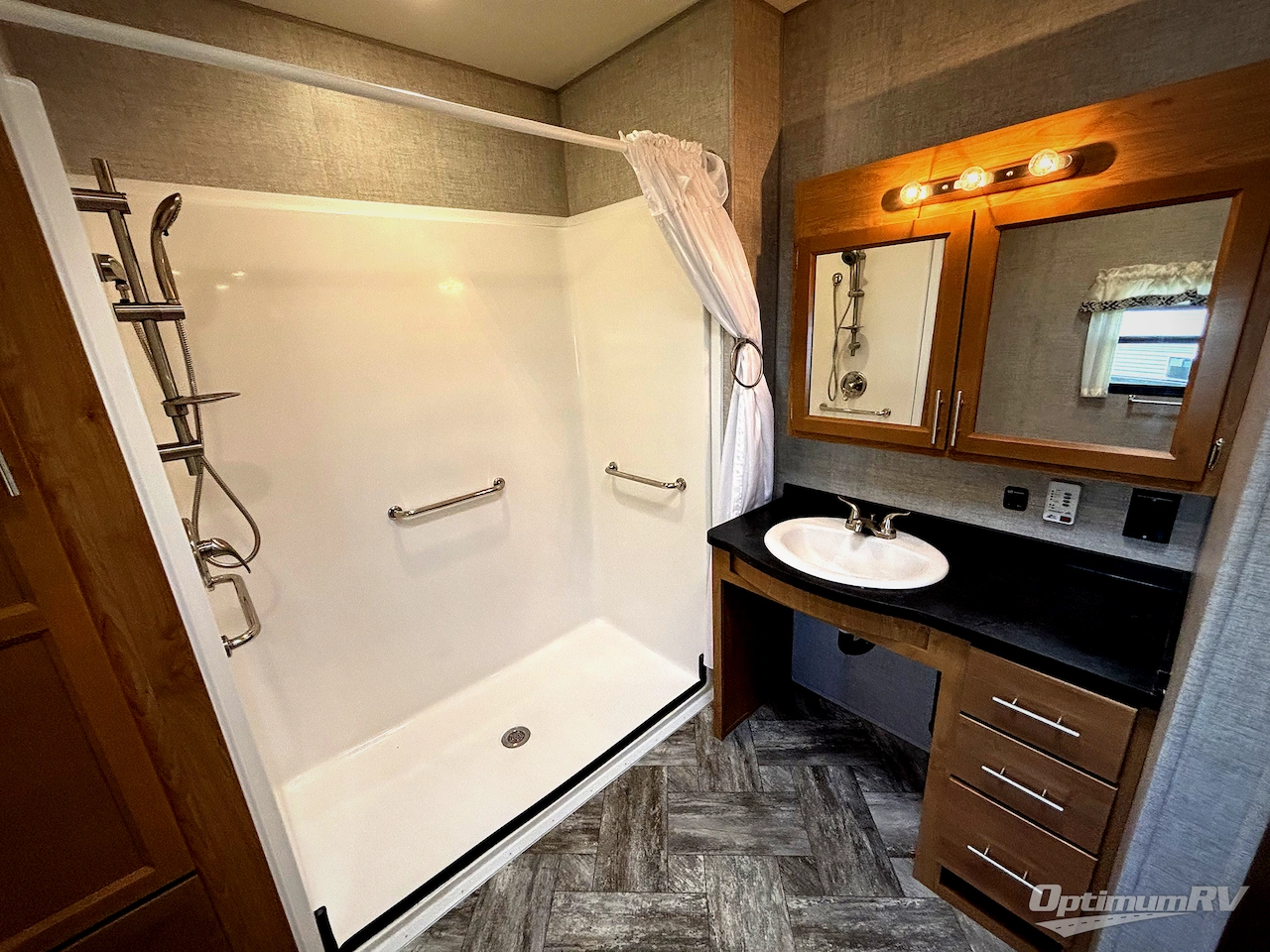 2025 HL Enterprise Hy-Line 38 Premier Photo 15