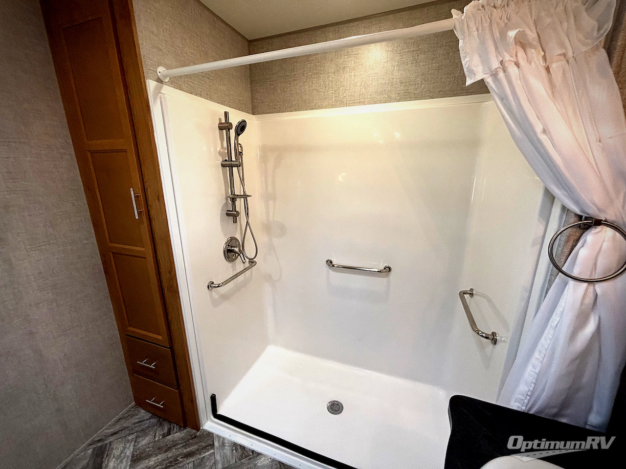 2025 HL Enterprise Hy-Line 38 Premier Photo 16