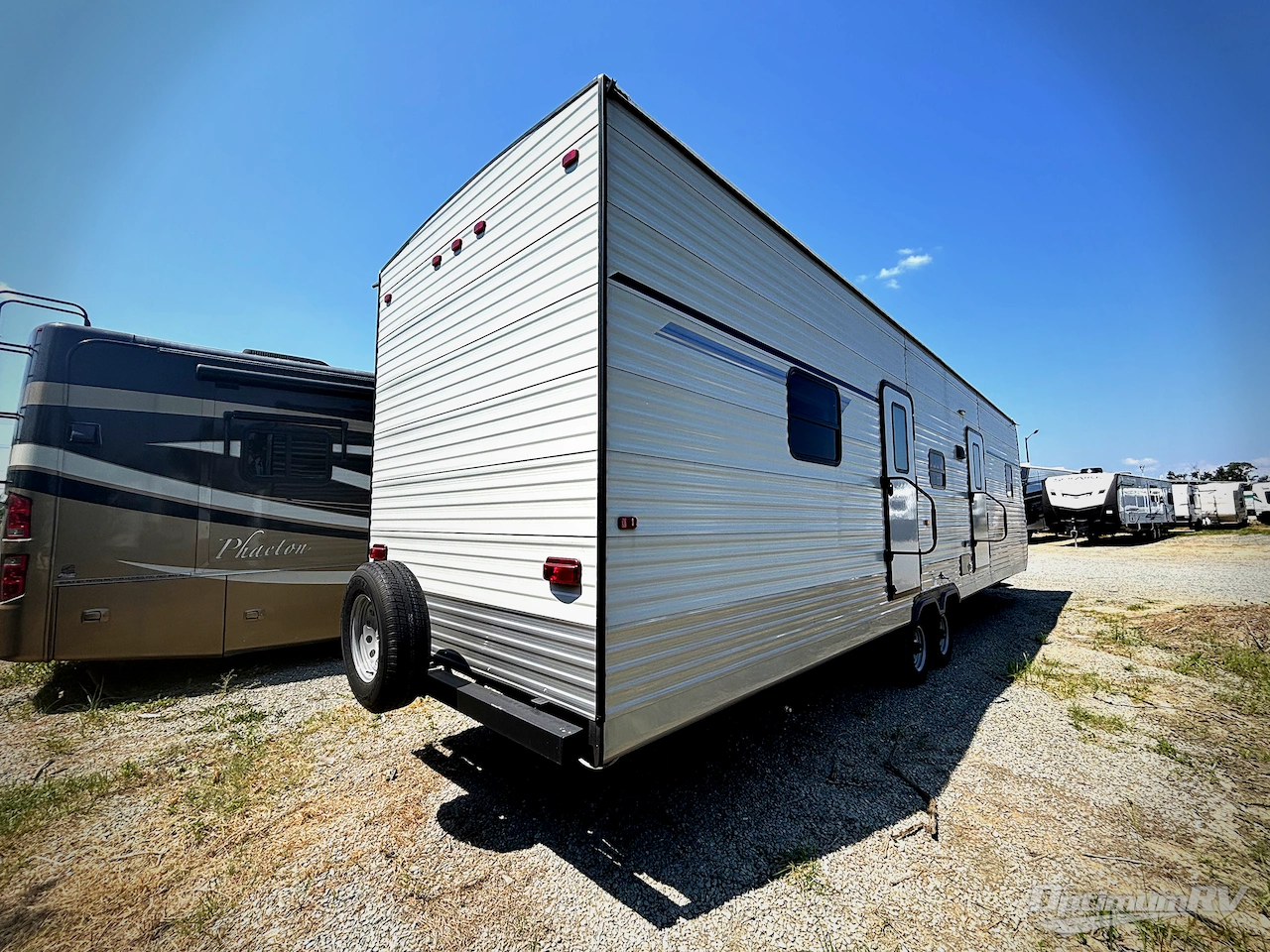 2025 HL Enterprise Hy-Line 38 Premier Photo 2