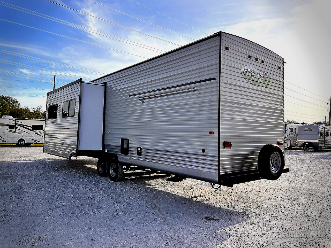 2025 HL Enterprise Hy-Line 38 Premier Photo 3