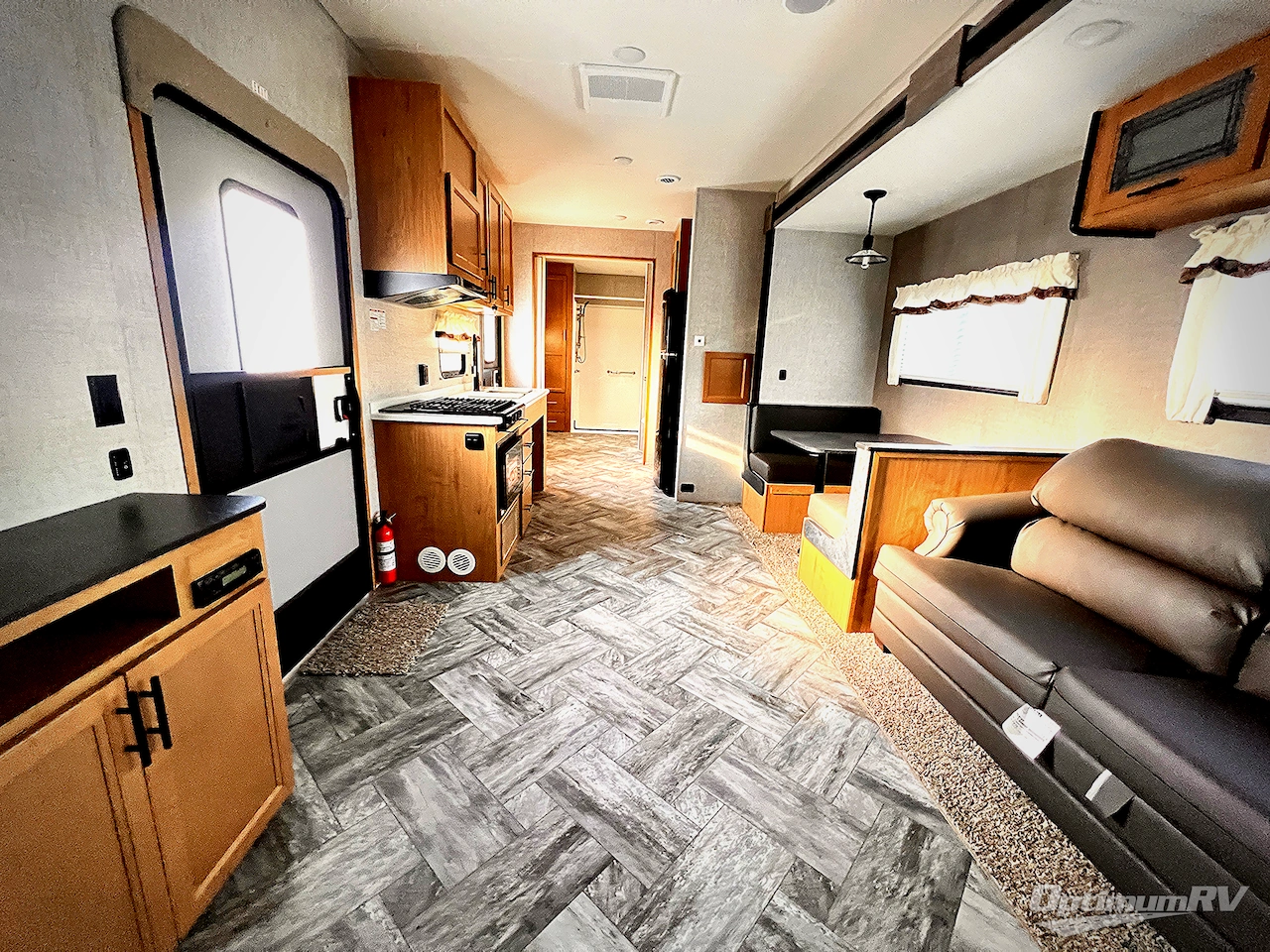 2025 HL Enterprise Hy-Line 38 Premier Photo 4