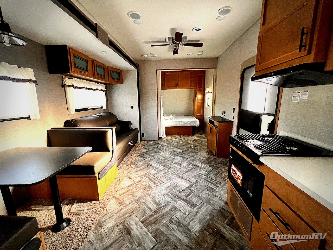 2025 HL Enterprise Hy-Line 38 Premier Photo 5