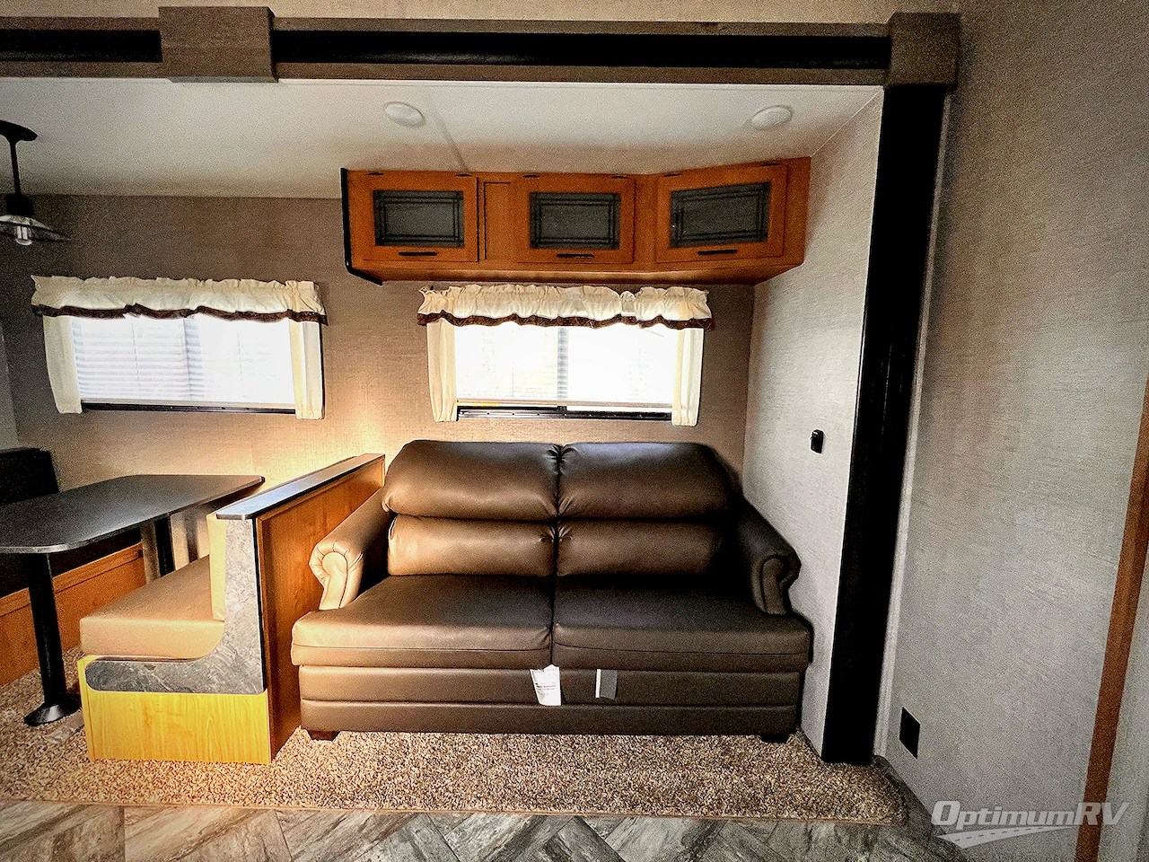 2025 HL Enterprise Hy-Line 38 Premier Photo 6