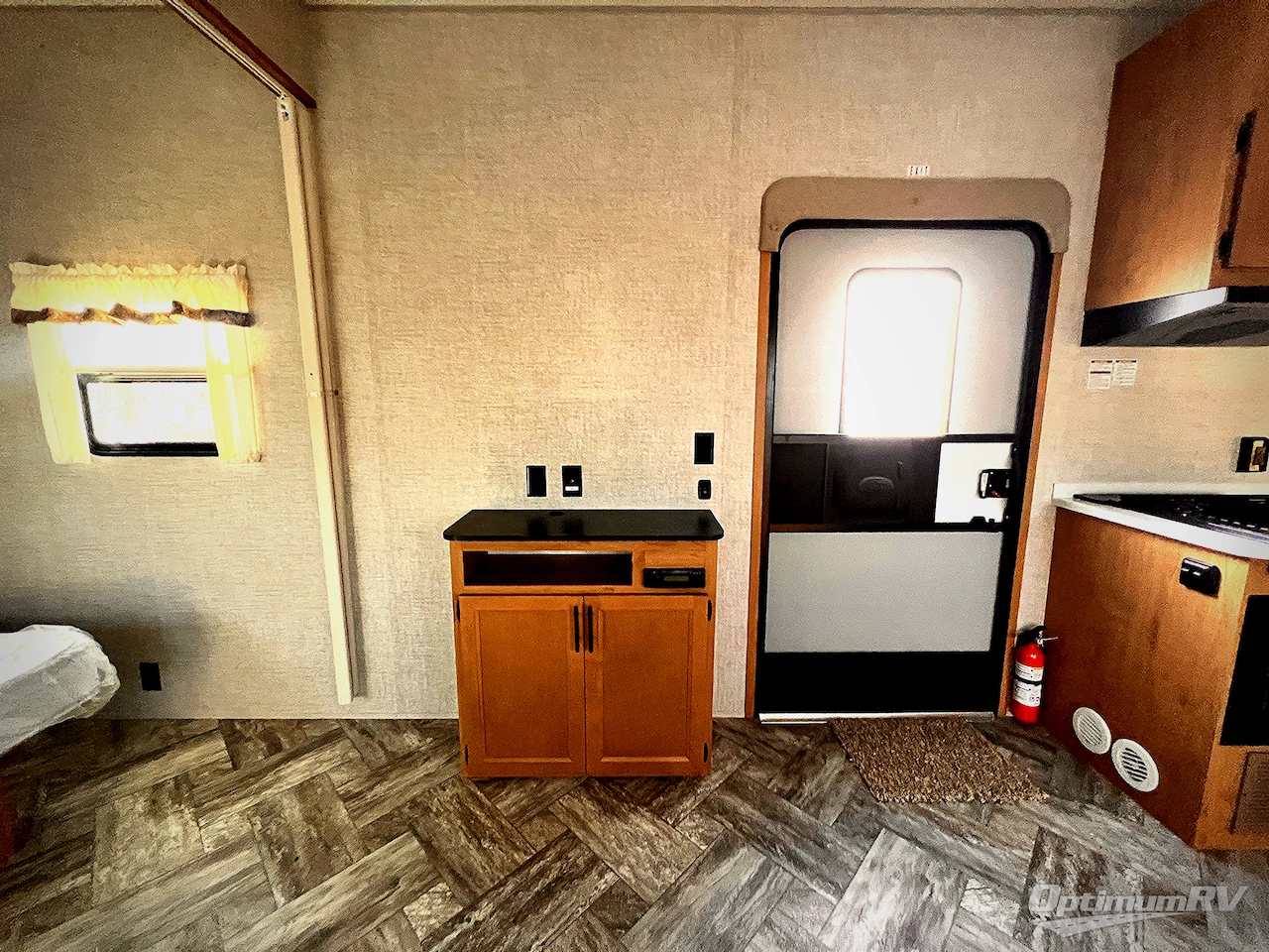 2025 HL Enterprise Hy-Line 38 Premier Photo 7