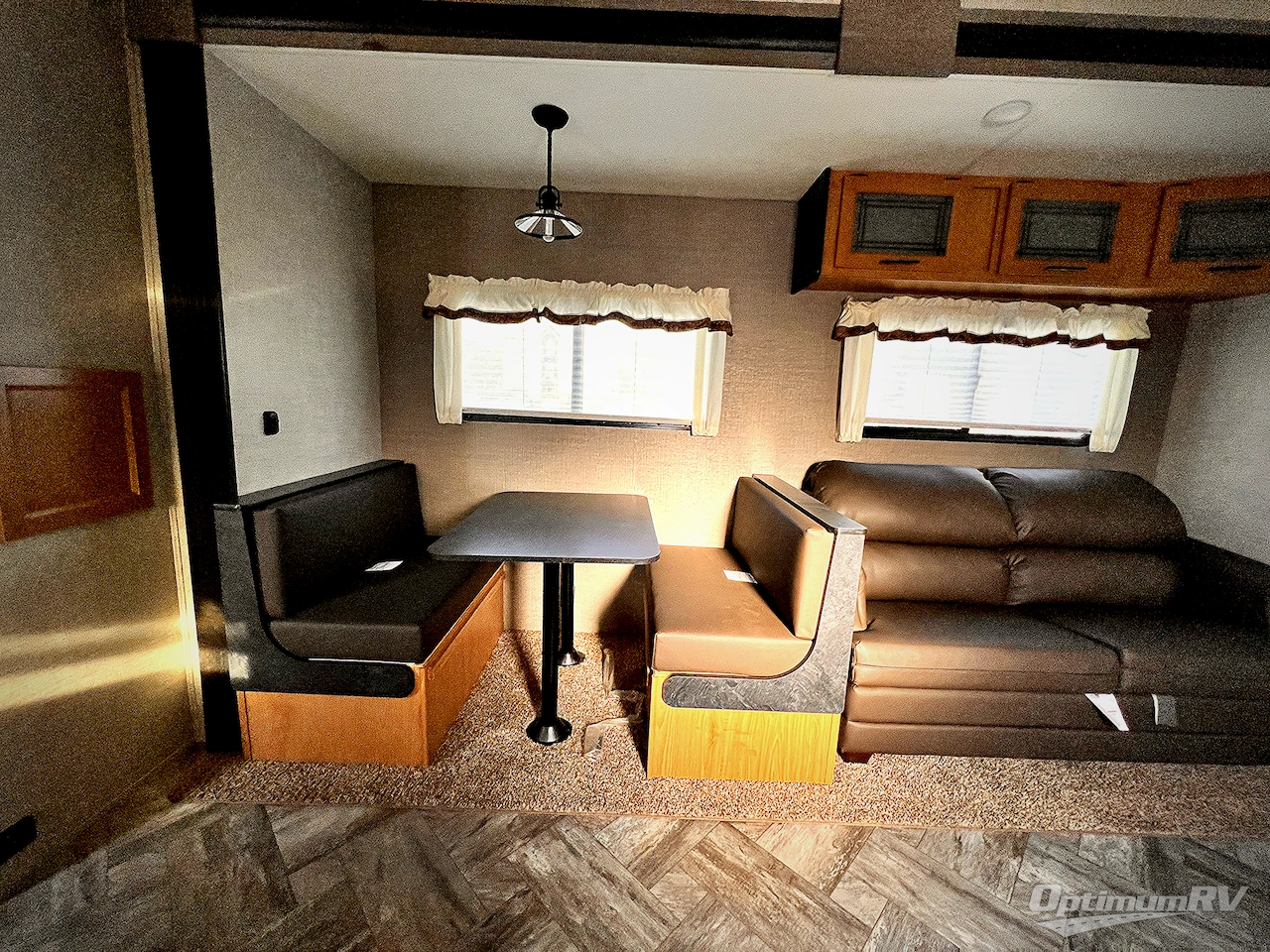 2025 HL Enterprise Hy-Line 38 Premier Photo 8