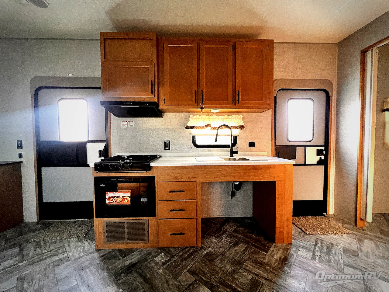 2025 HL Enterprise Hy-Line 38 Premier Photo 9