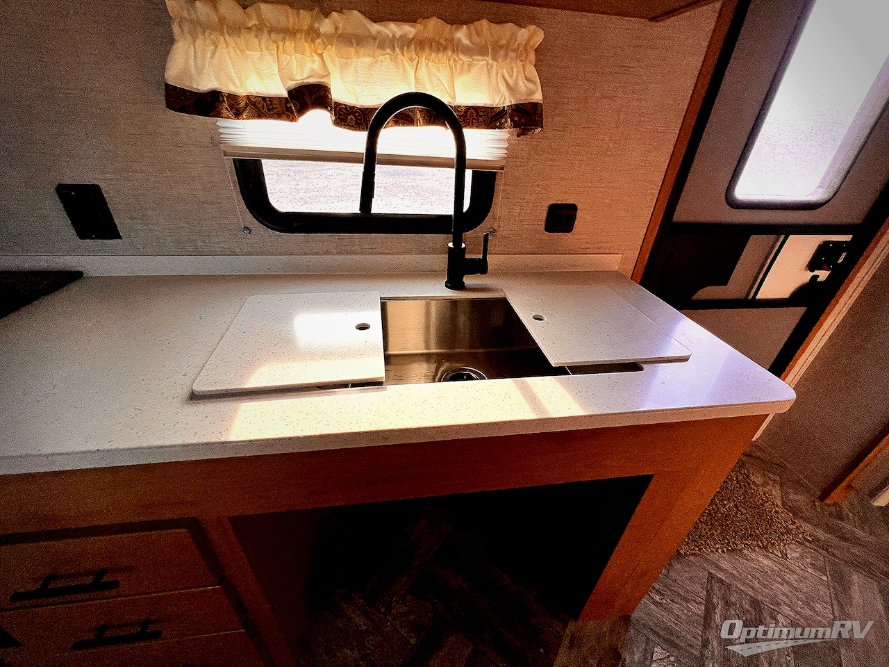 2025 HL Enterprise Hy-Line 38 Premier Photo 10