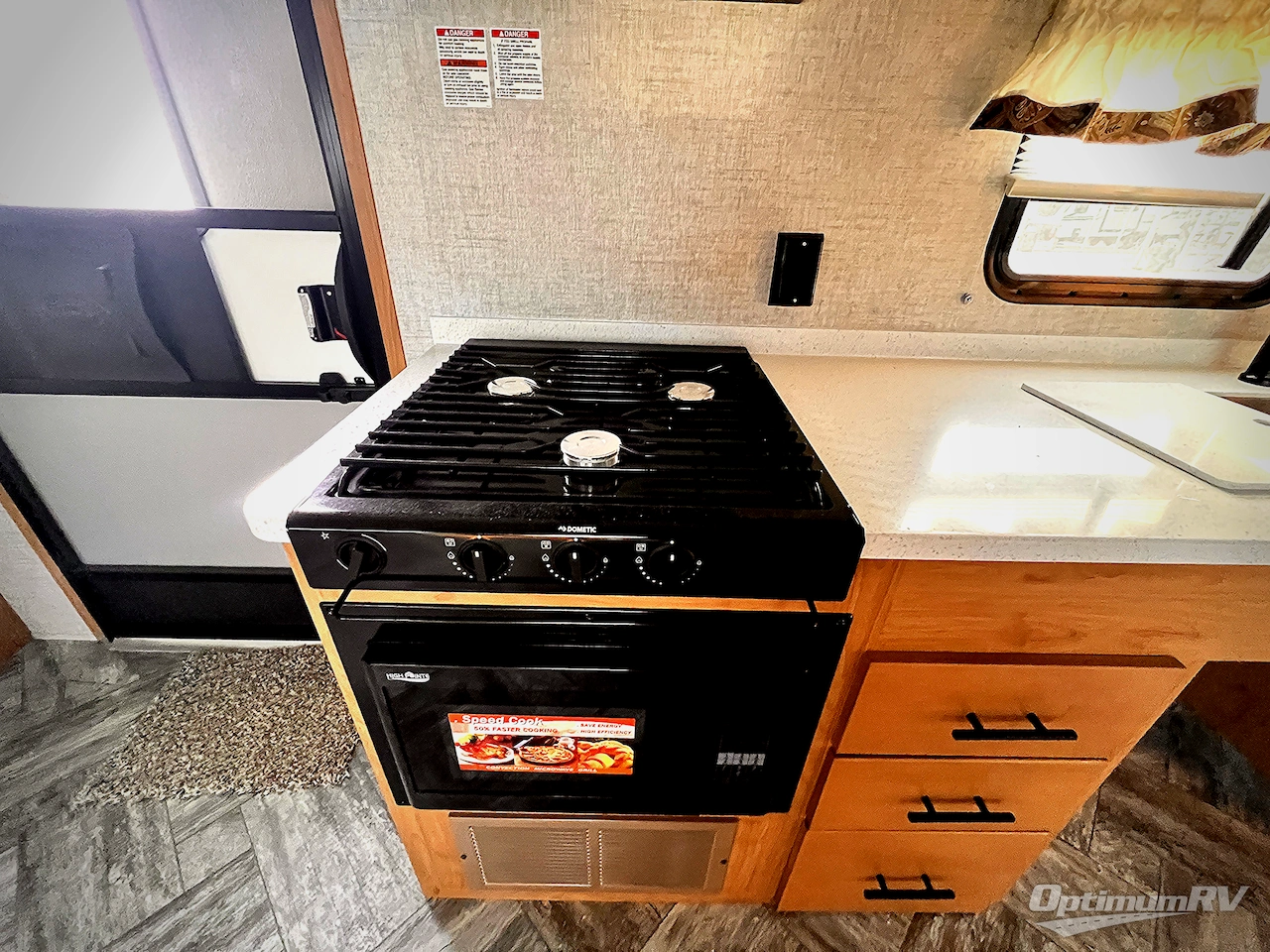 2025 HL Enterprise Hy-Line 38 Premier Photo 11