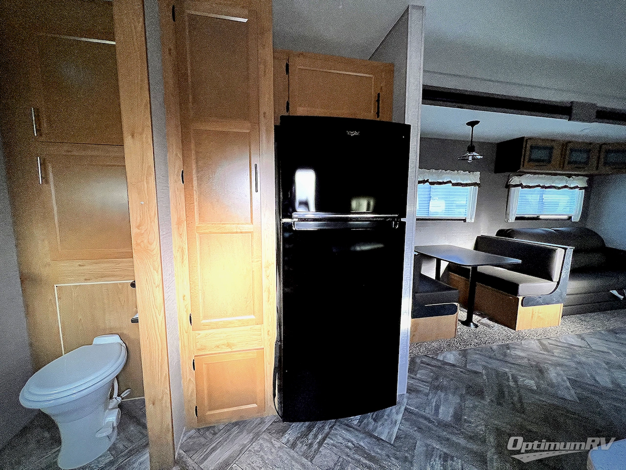 2025 HL Enterprise Hy-Line 38 Premier Photo 12