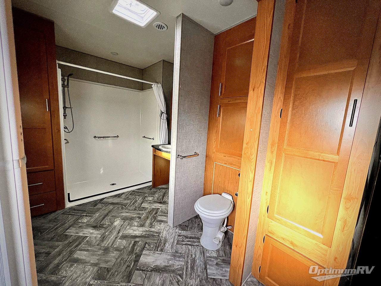 2025 HL Enterprise Hy-Line 38 Premier Photo 14