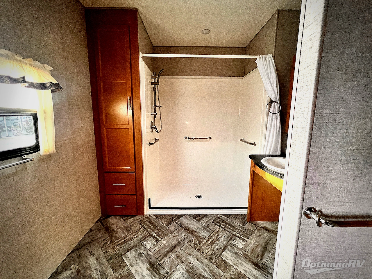 2025 HL Enterprise Hy-Line 38 Premier Photo 15