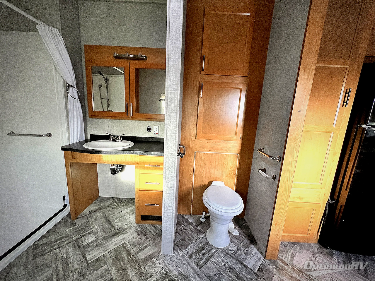 2025 HL Enterprise Hy-Line 38 Premier Photo 16