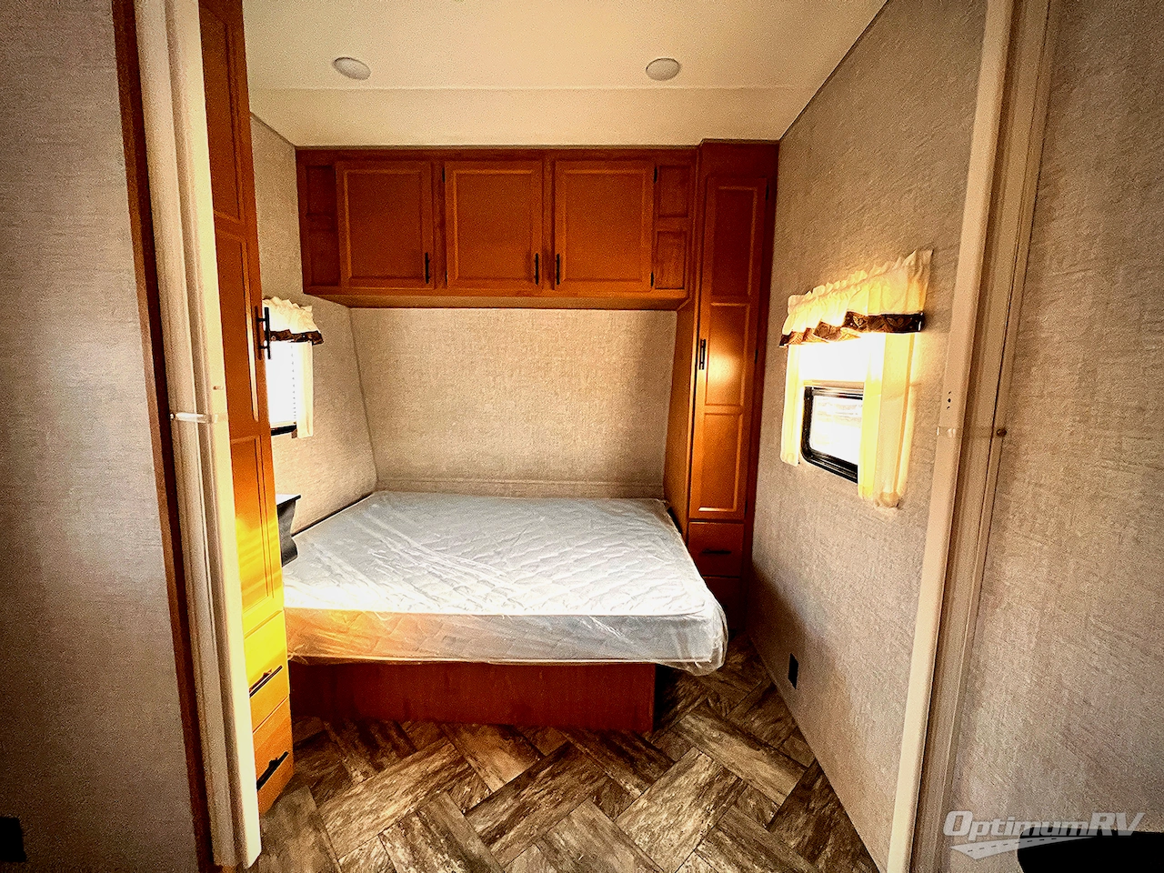 2025 HL Enterprise Hy-Line 38 Premier Photo 13