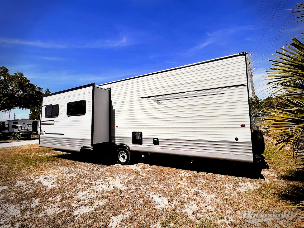 2025 HL Enterprise Hy-Line 38 Premier Photo 3