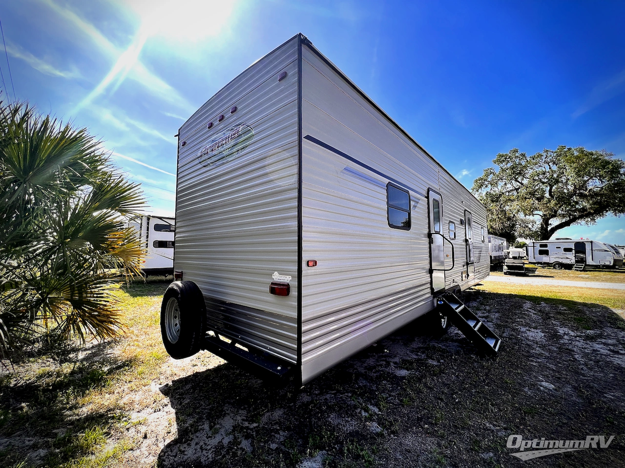 2025 HL Enterprise Hy-Line 38 Premier Photo 2