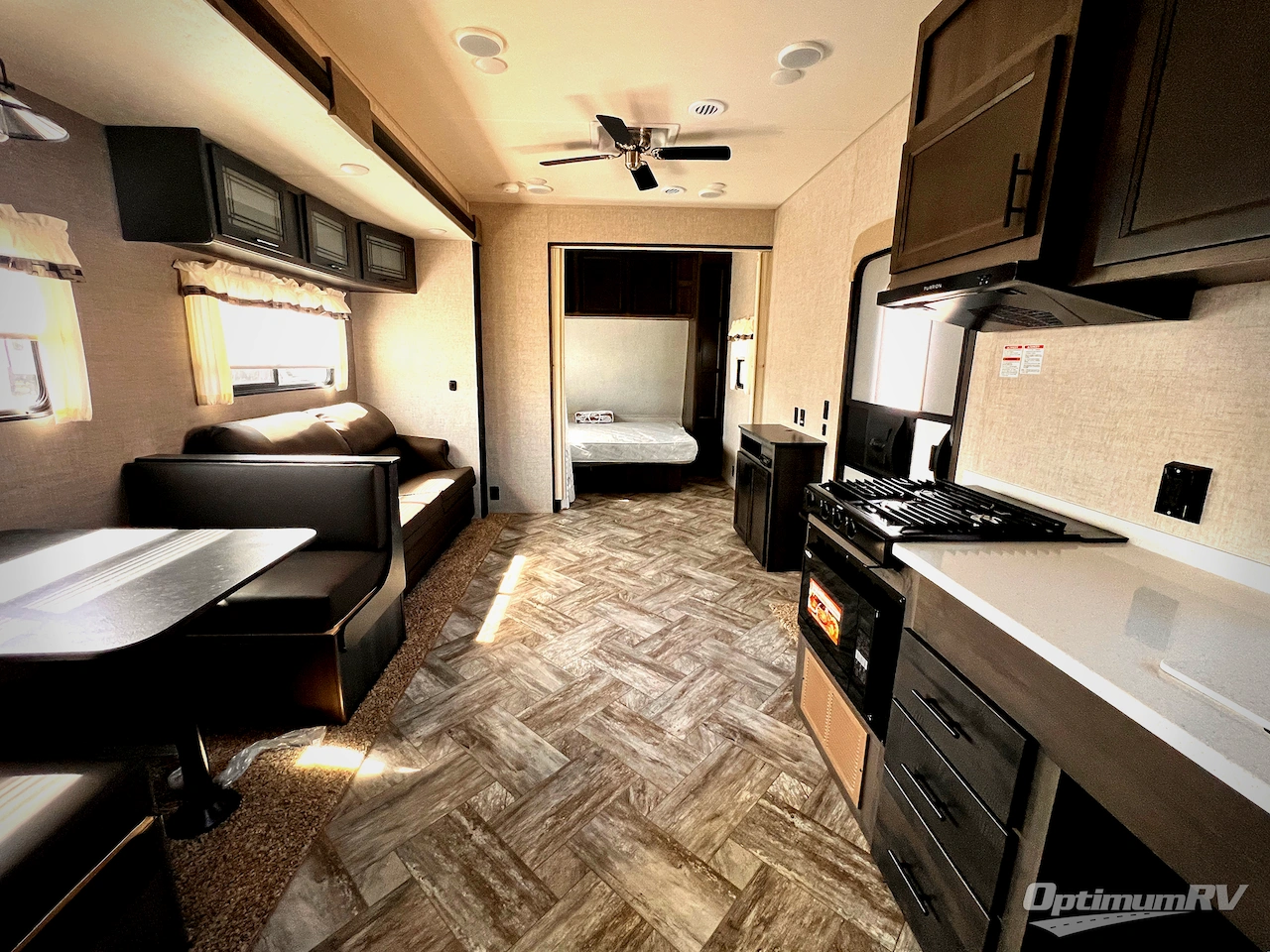 2025 HL Enterprise Hy-Line 38 Premier Photo 4