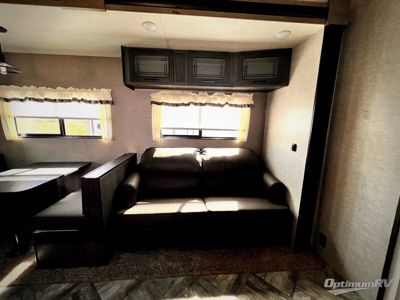 2025 HL Enterprise Hy-Line 38 Premier Photo 6