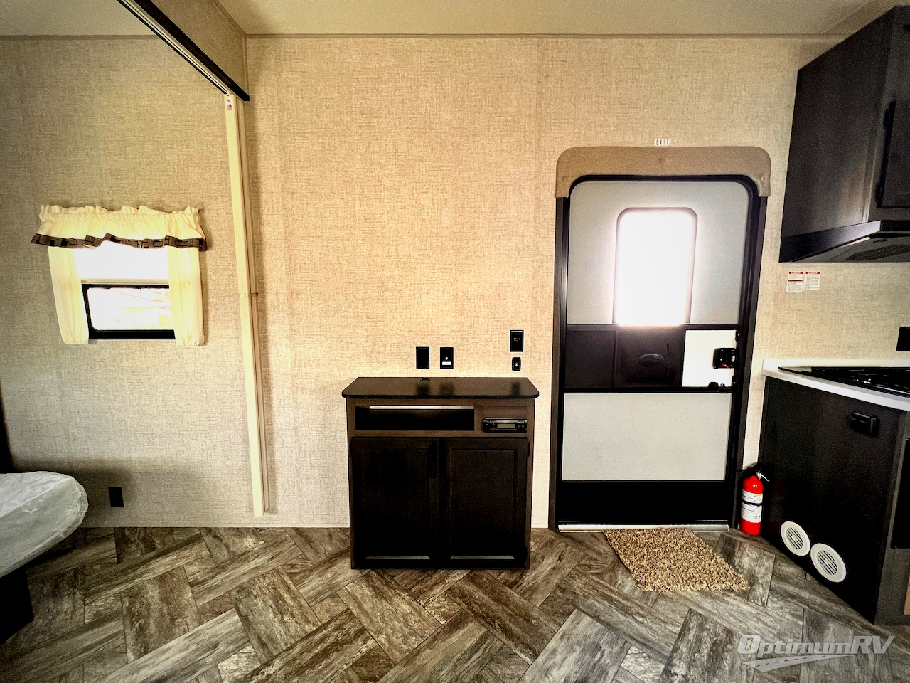 2025 HL Enterprise Hy-Line 38 Premier Photo 7