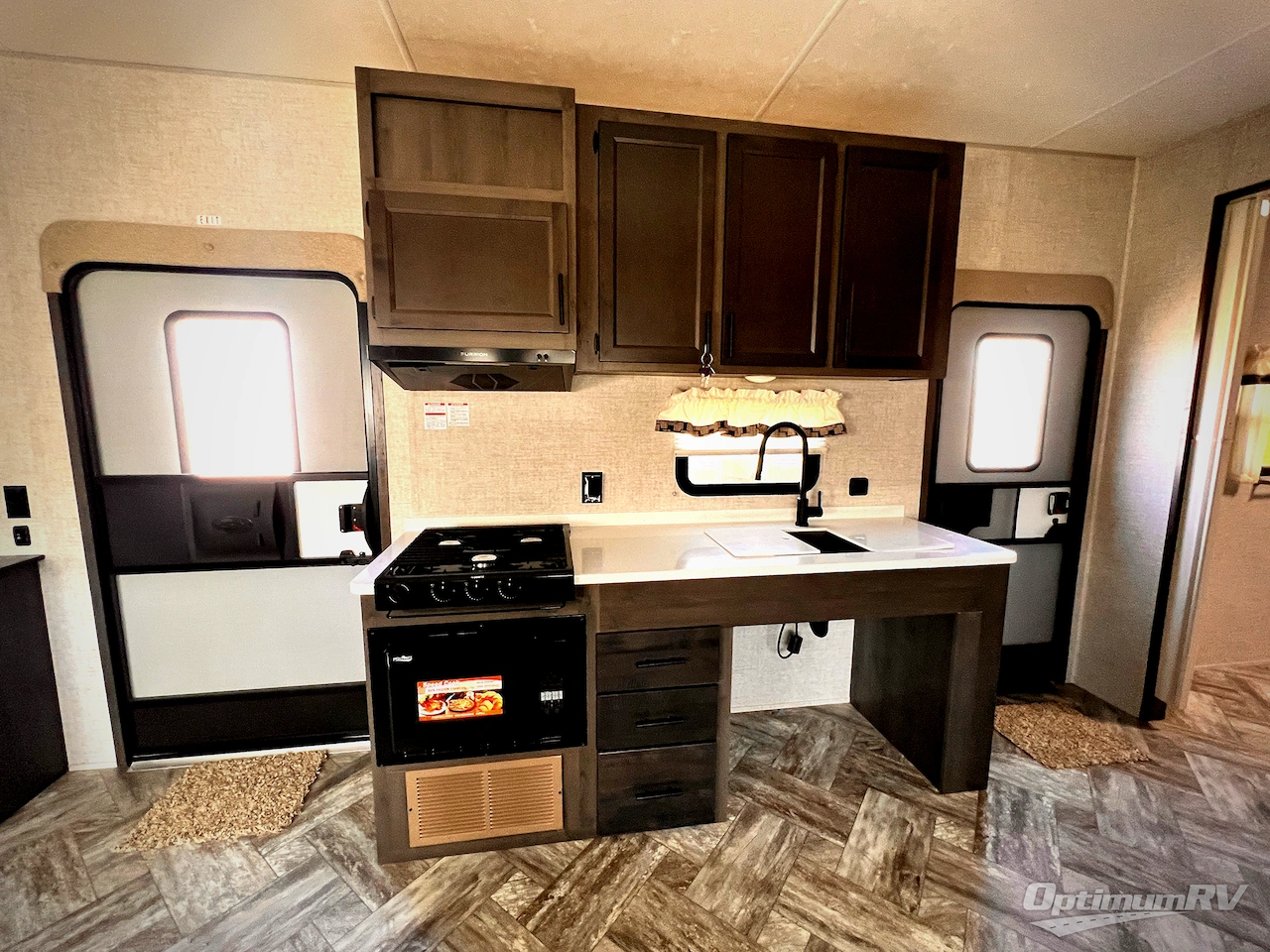2025 HL Enterprise Hy-Line 38 Premier Photo 9