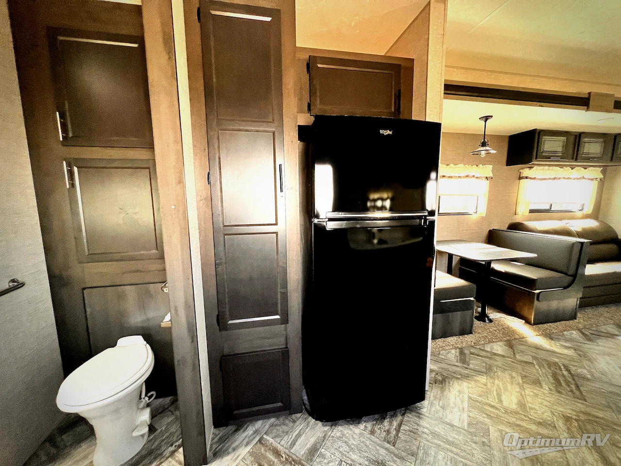 2025 HL Enterprise Hy-Line 38 Premier Photo 12