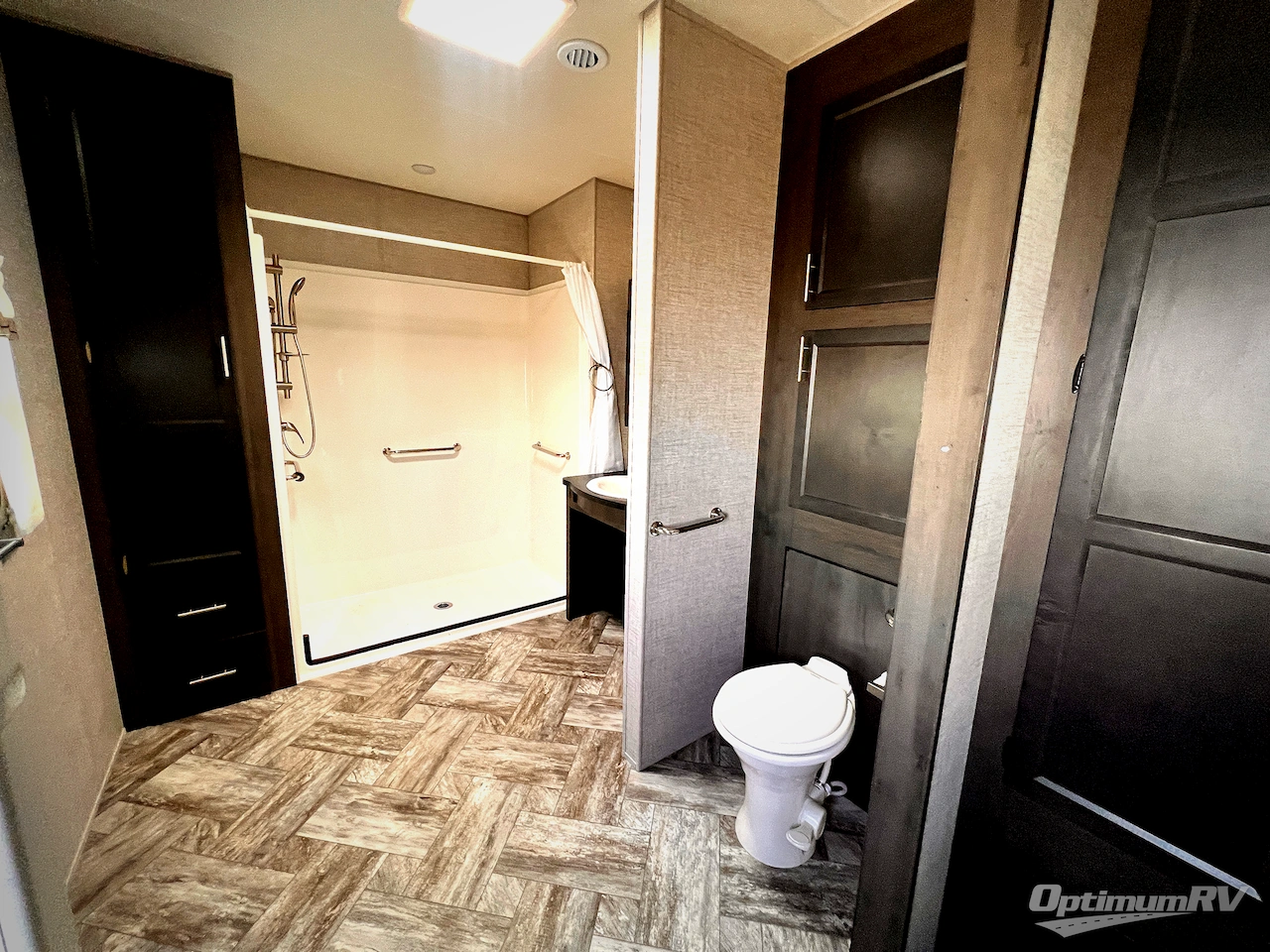 2025 HL Enterprise Hy-Line 38 Premier Photo 15