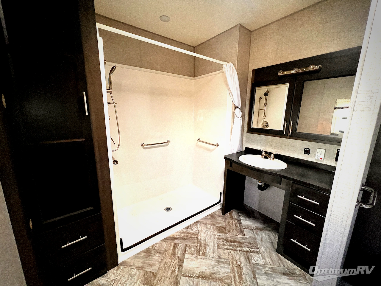 2025 HL Enterprise Hy-Line 38 Premier Photo 16