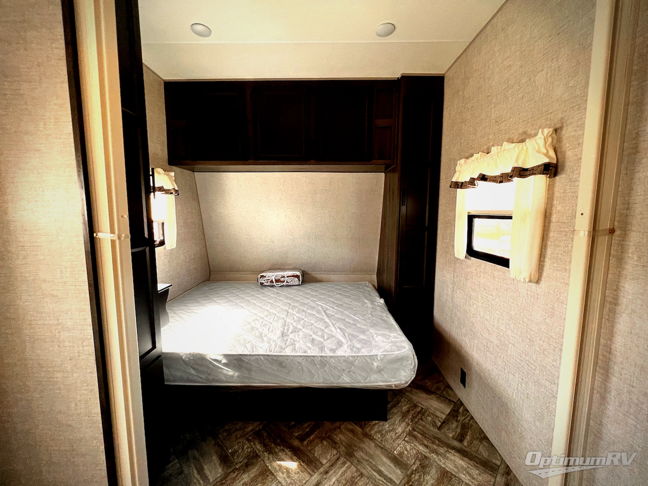 2025 HL Enterprise Hy-Line 38 Premier Photo 13