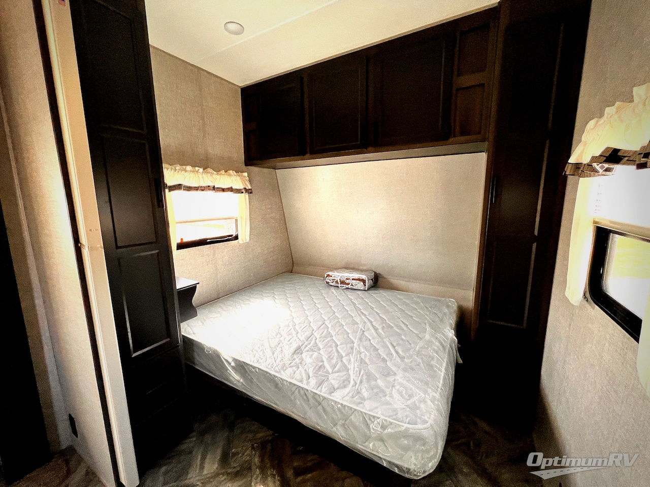 2025 HL Enterprise Hy-Line 38 Premier Photo 14