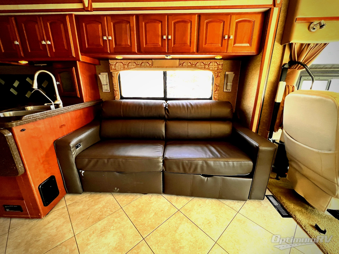 2013 Winnebago Adventurer 35P Photo 8