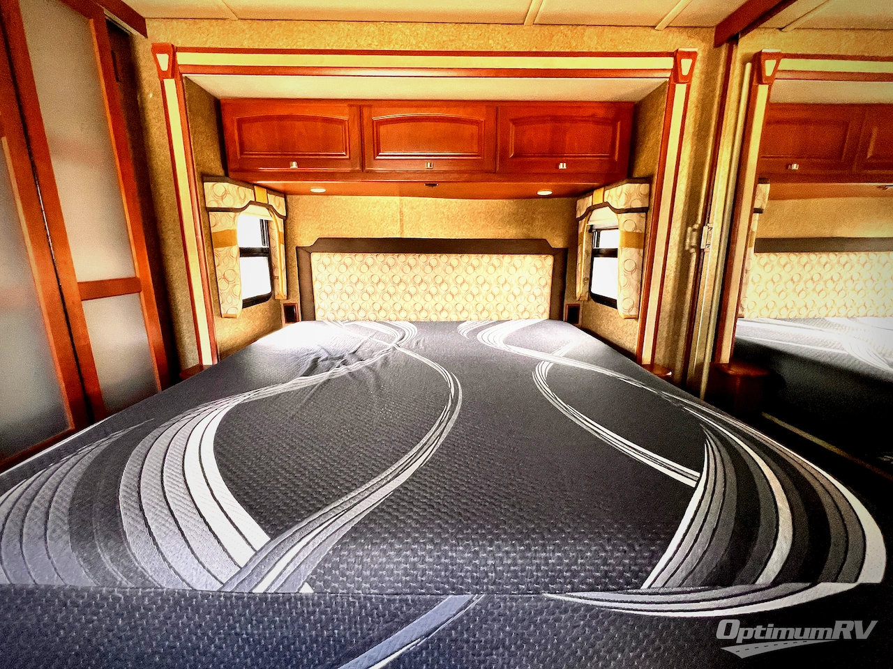 2013 Winnebago Adventurer 35P Photo 17