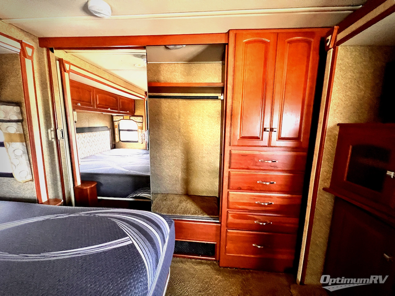 2013 Winnebago Adventurer 35P Photo 18
