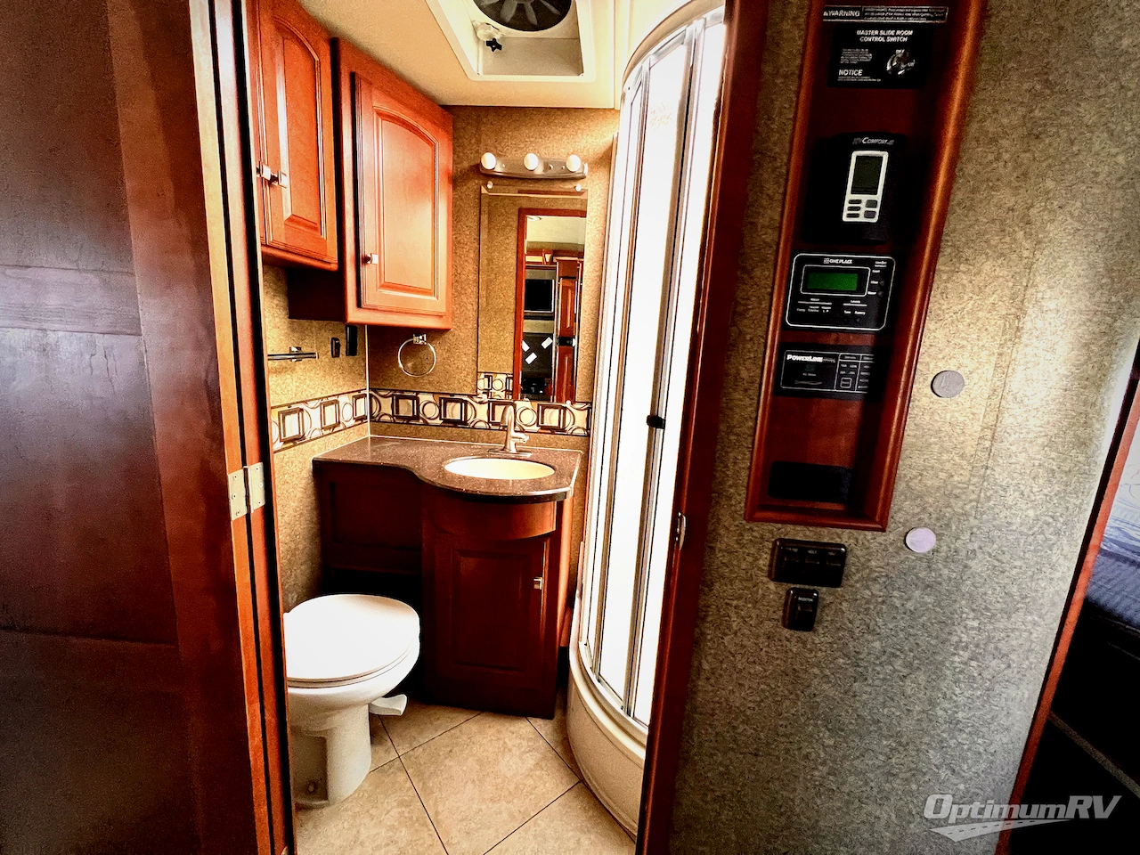 2013 Winnebago Adventurer 35P Photo 19