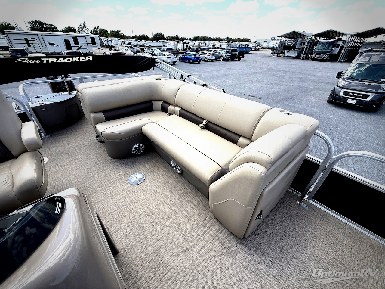 2023 Sun Tracker Sun Tracker 20DLX Photo 6