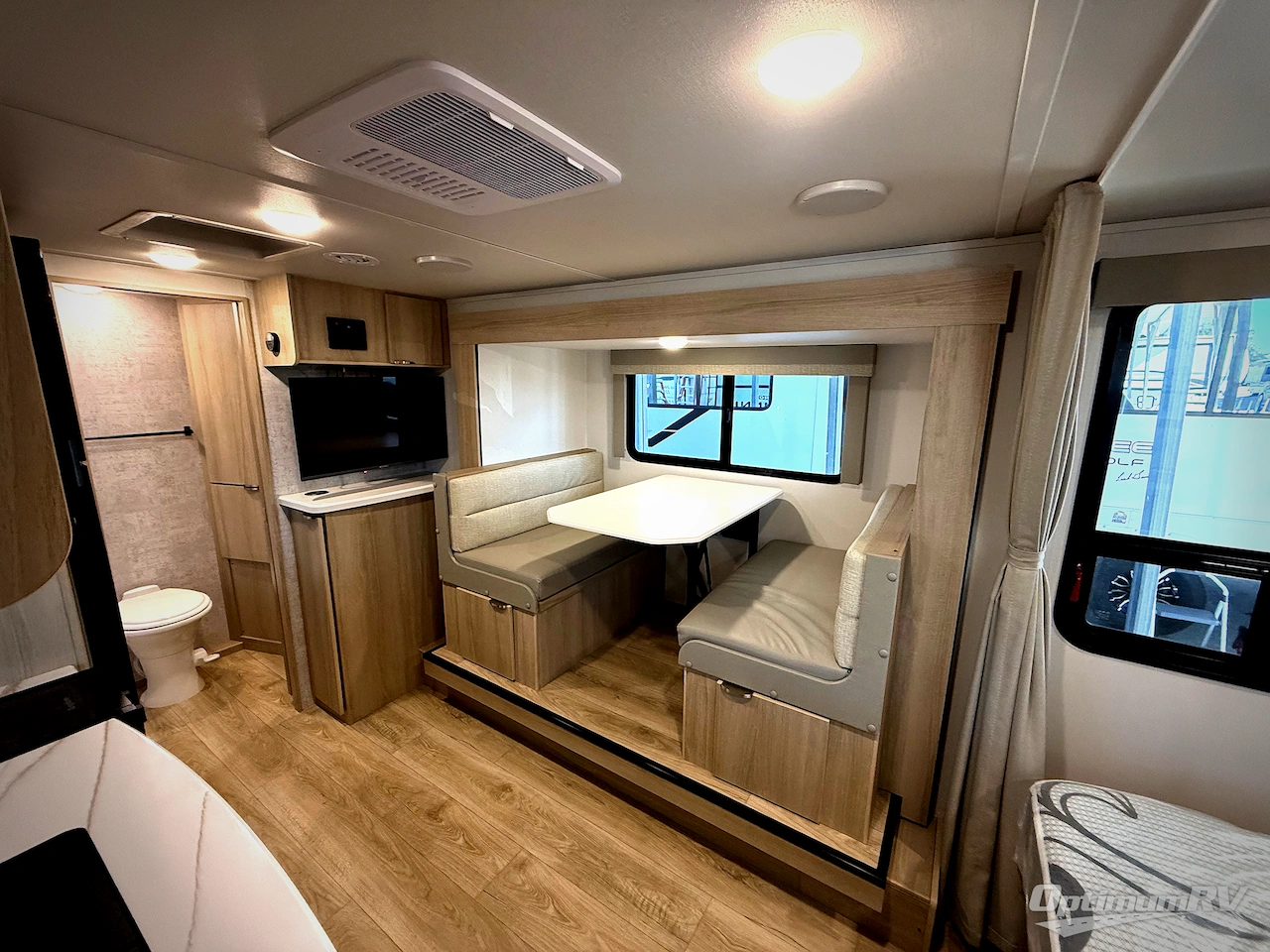 2025 Winnebago Micro Minnie 2108FBS Photo 4