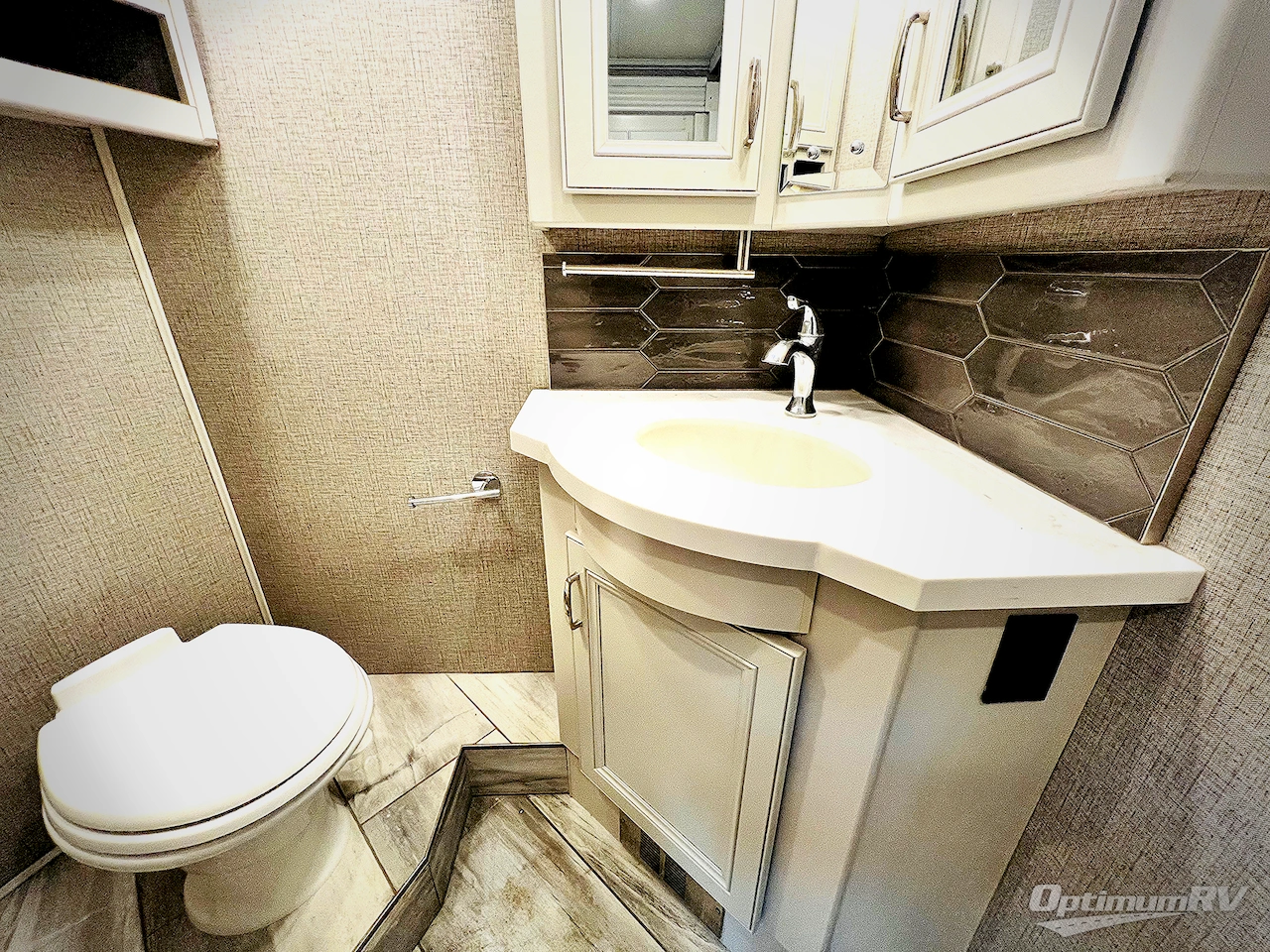 2022 Fleetwood Discovery 38K Photo 19