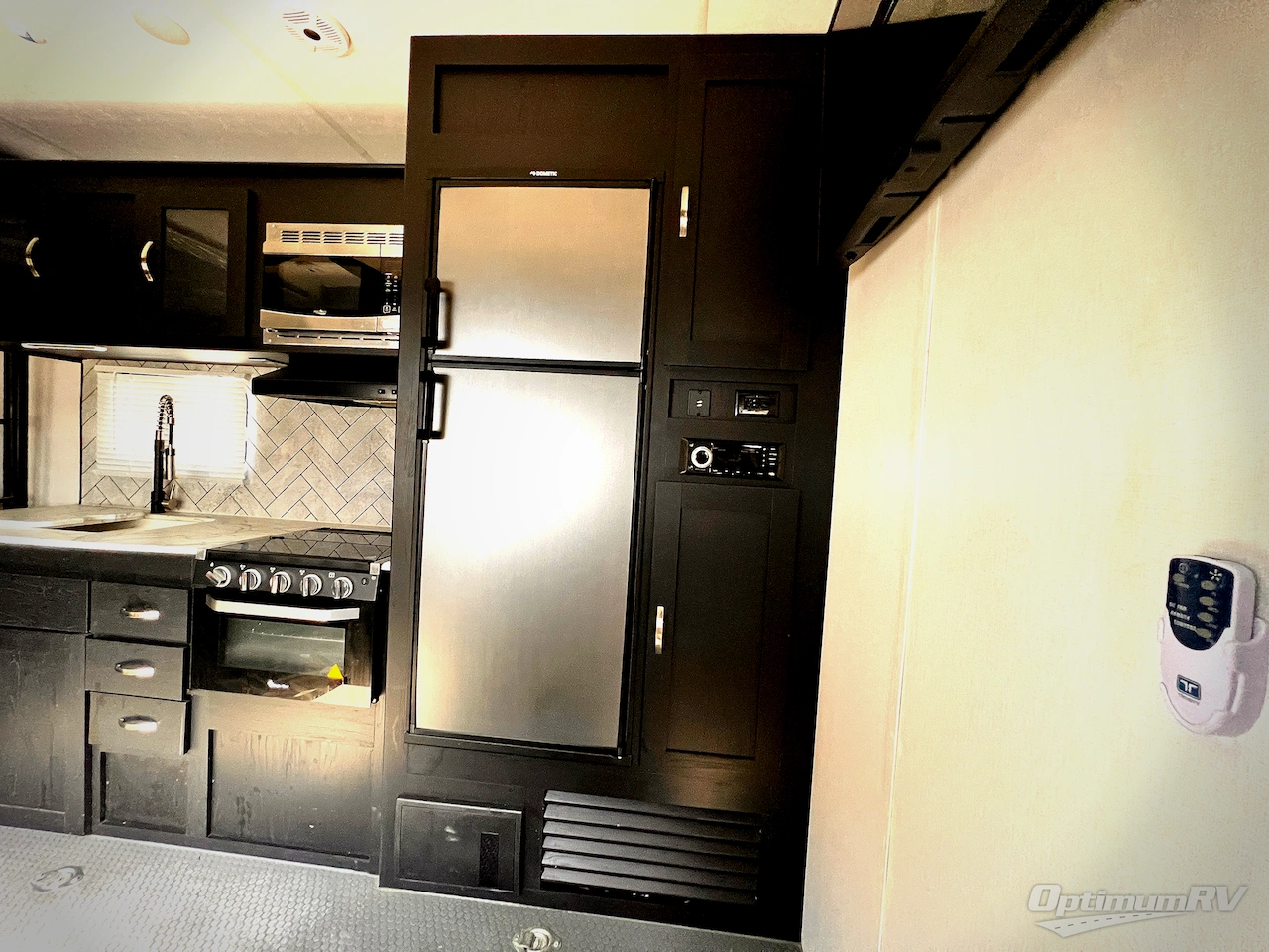 2022 Coachmen Adrenaline 27KB Photo 12