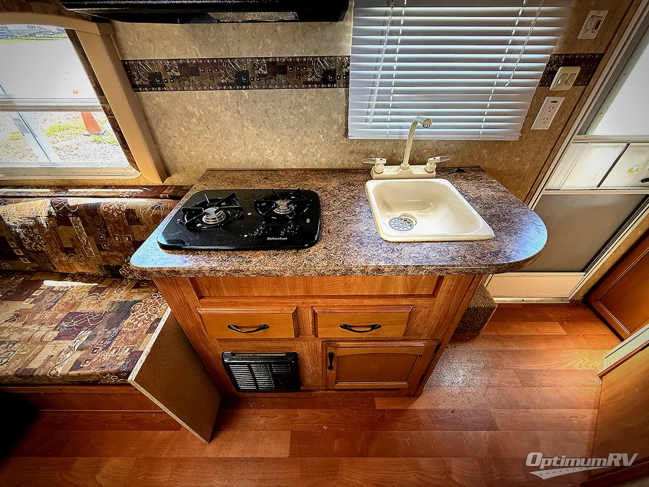 2011 Gulf Stream Ameri-Lite 15BH Photo 6
