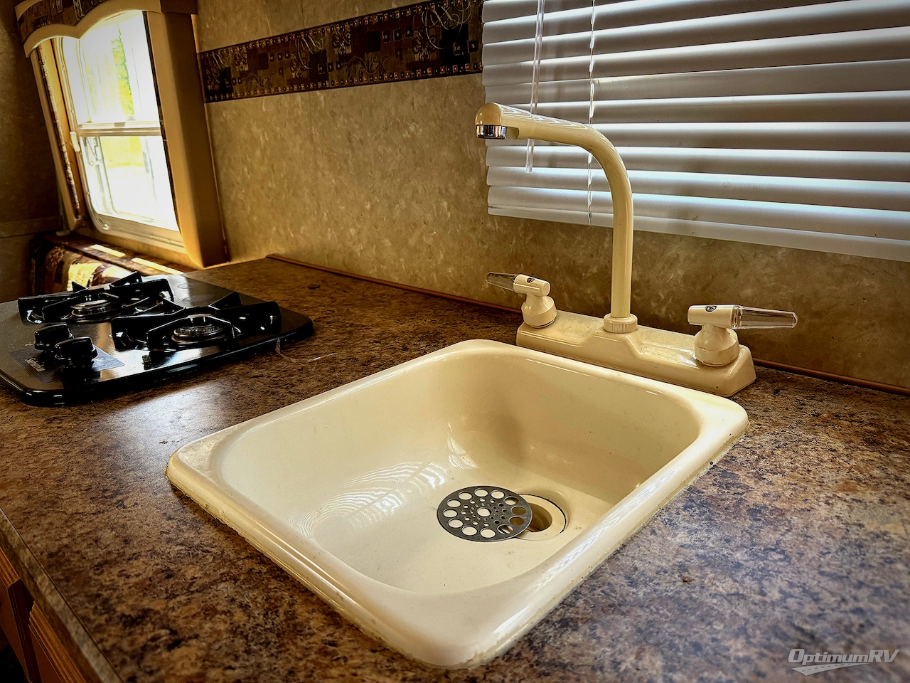 2011 Gulf Stream Ameri-Lite 15BH Photo 7