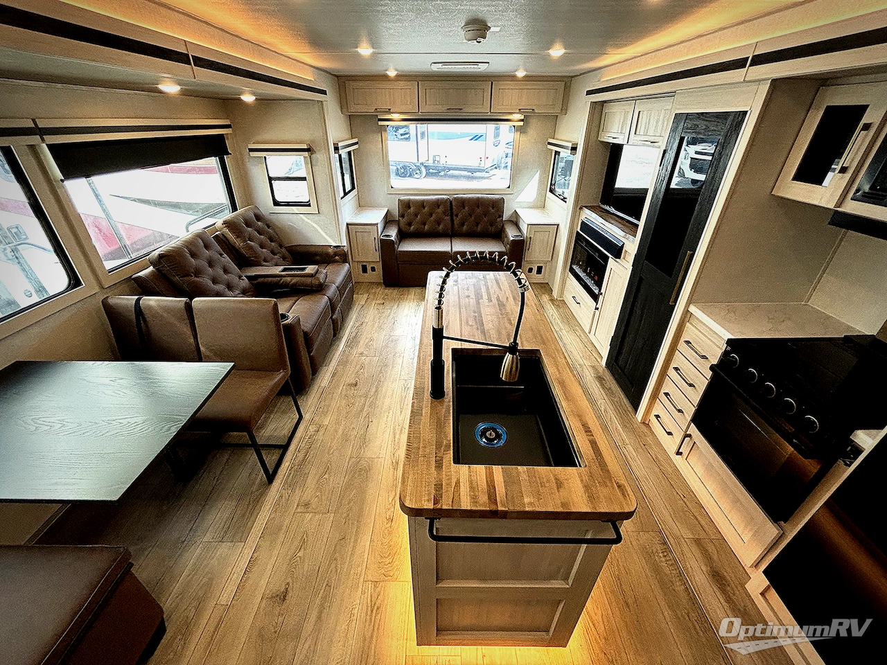2025 Forest River Grand Surveyor 305RLBS Photo 4