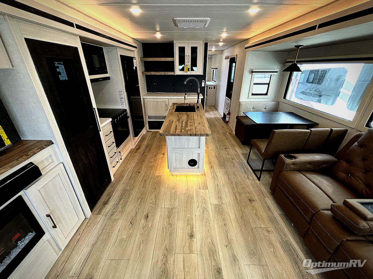 2025 Forest River Grand Surveyor 305RLBS Photo 5