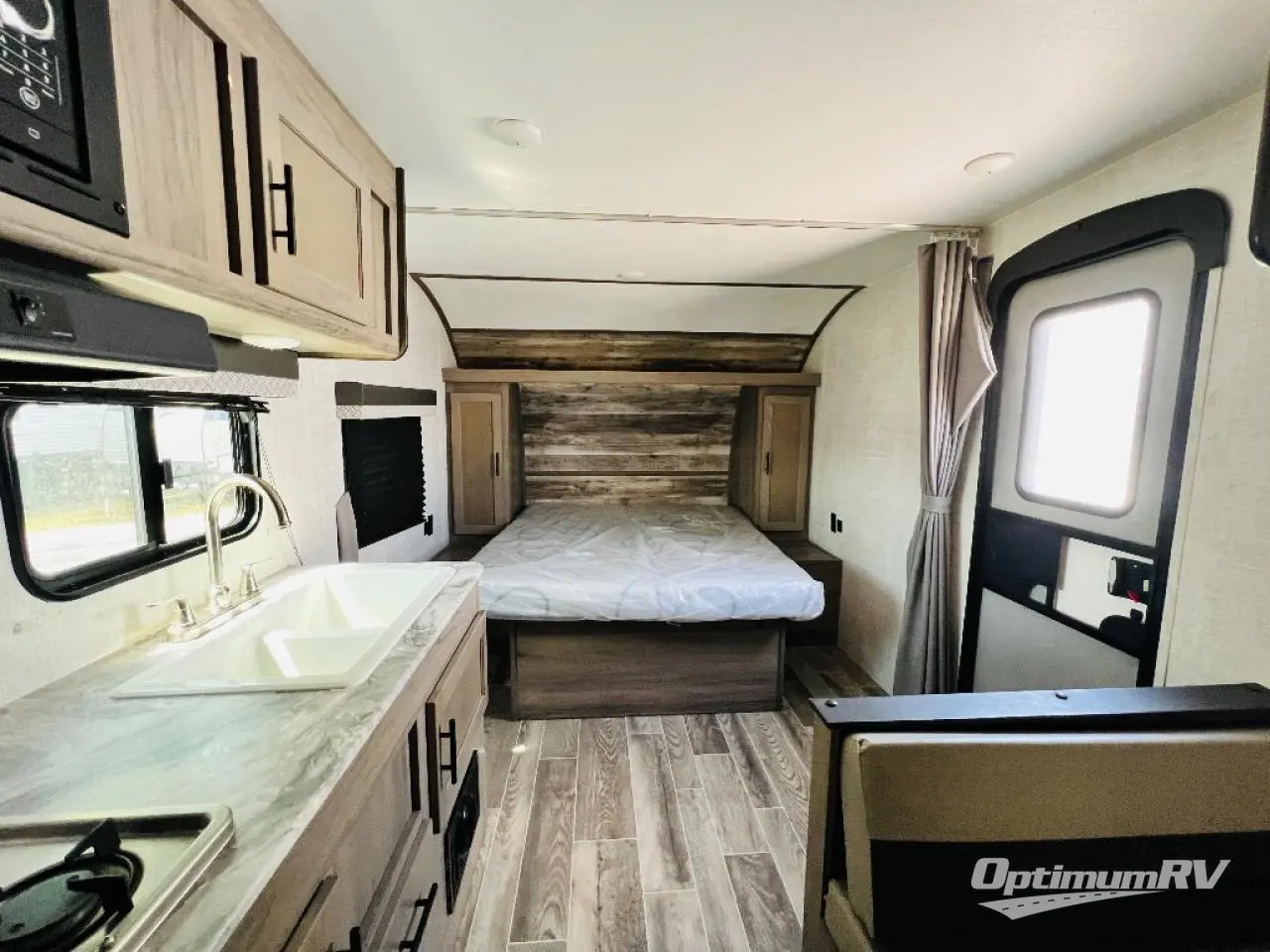 2022 Gulf Stream Kingsport Ultra Lite 248BH Photo 5