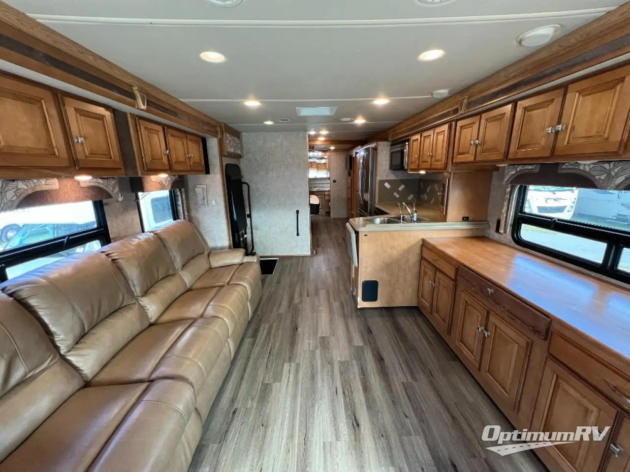 2014 Winnebago Adventurer 37F Photo 5