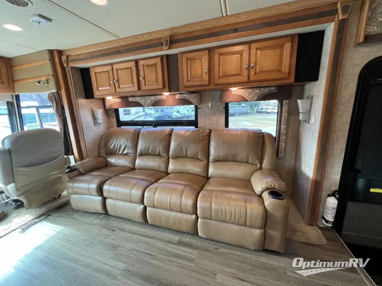 2014 Winnebago Adventurer 37F Photo 7