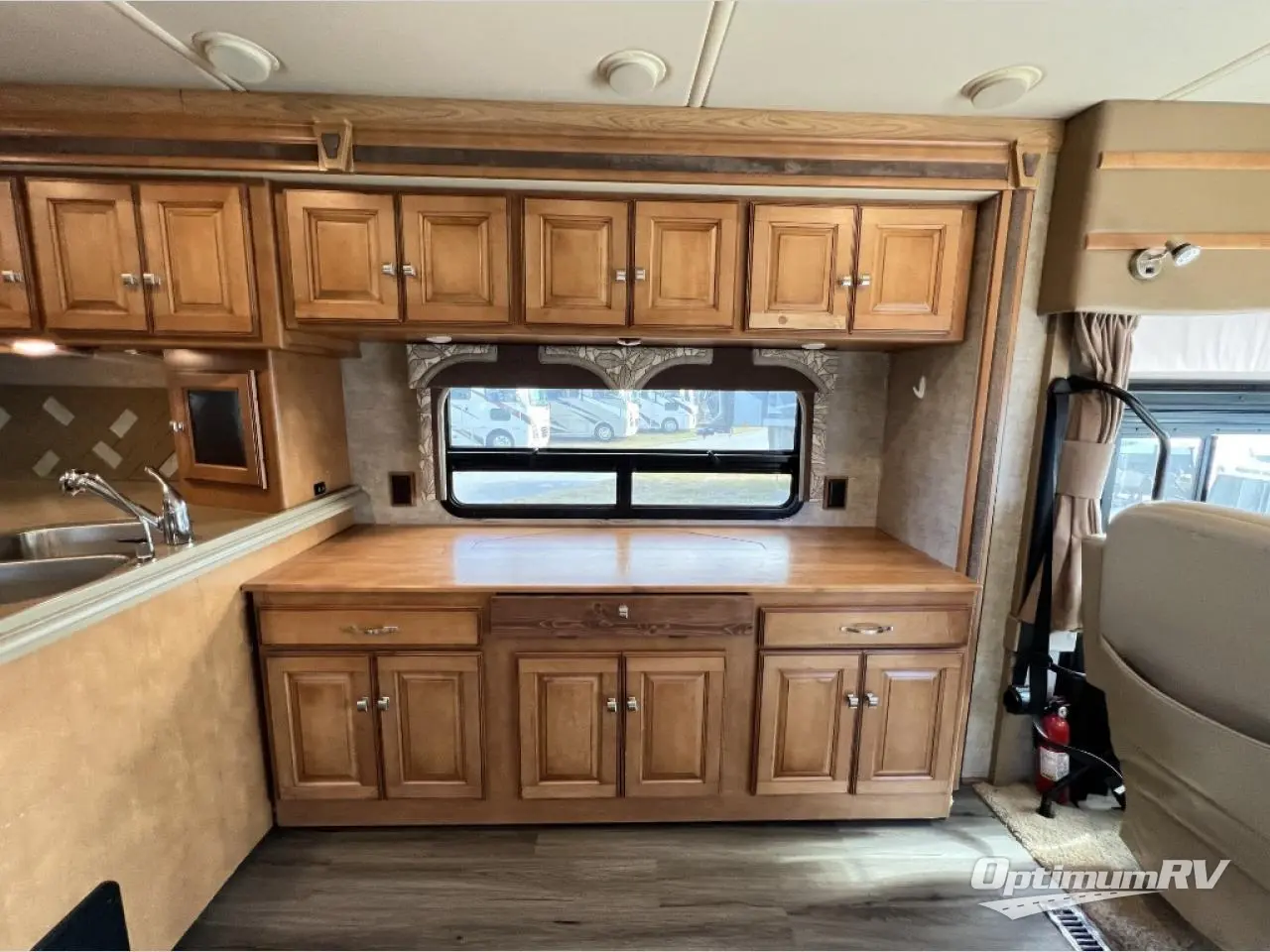 2014 Winnebago Adventurer 37F Photo 8